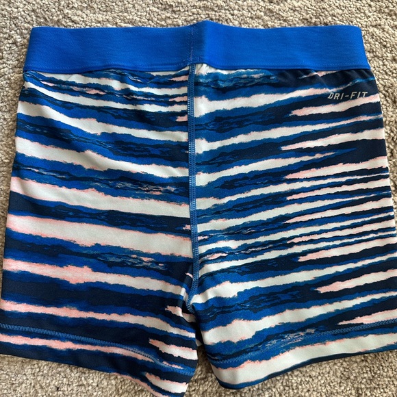 Small Nike Pro shorts - Picture 2 of 4